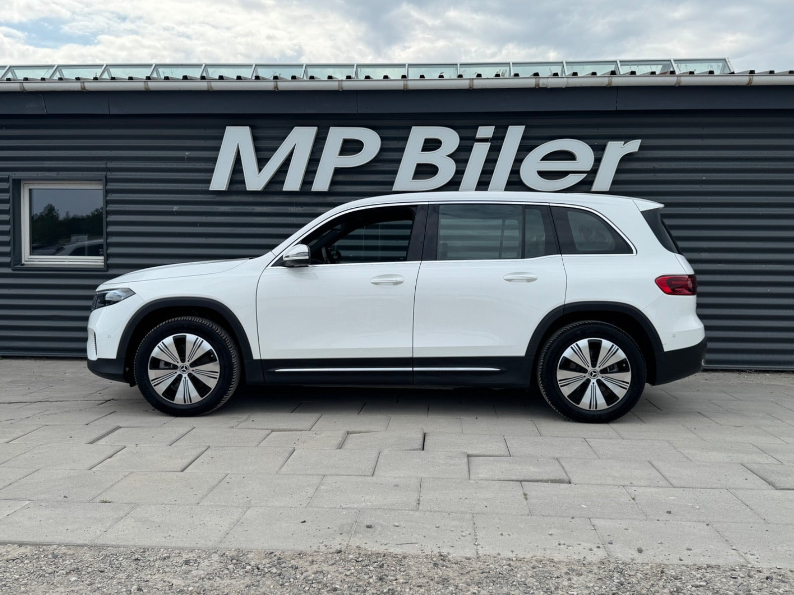 Hvid Mercedes EQB250+ fra 2024