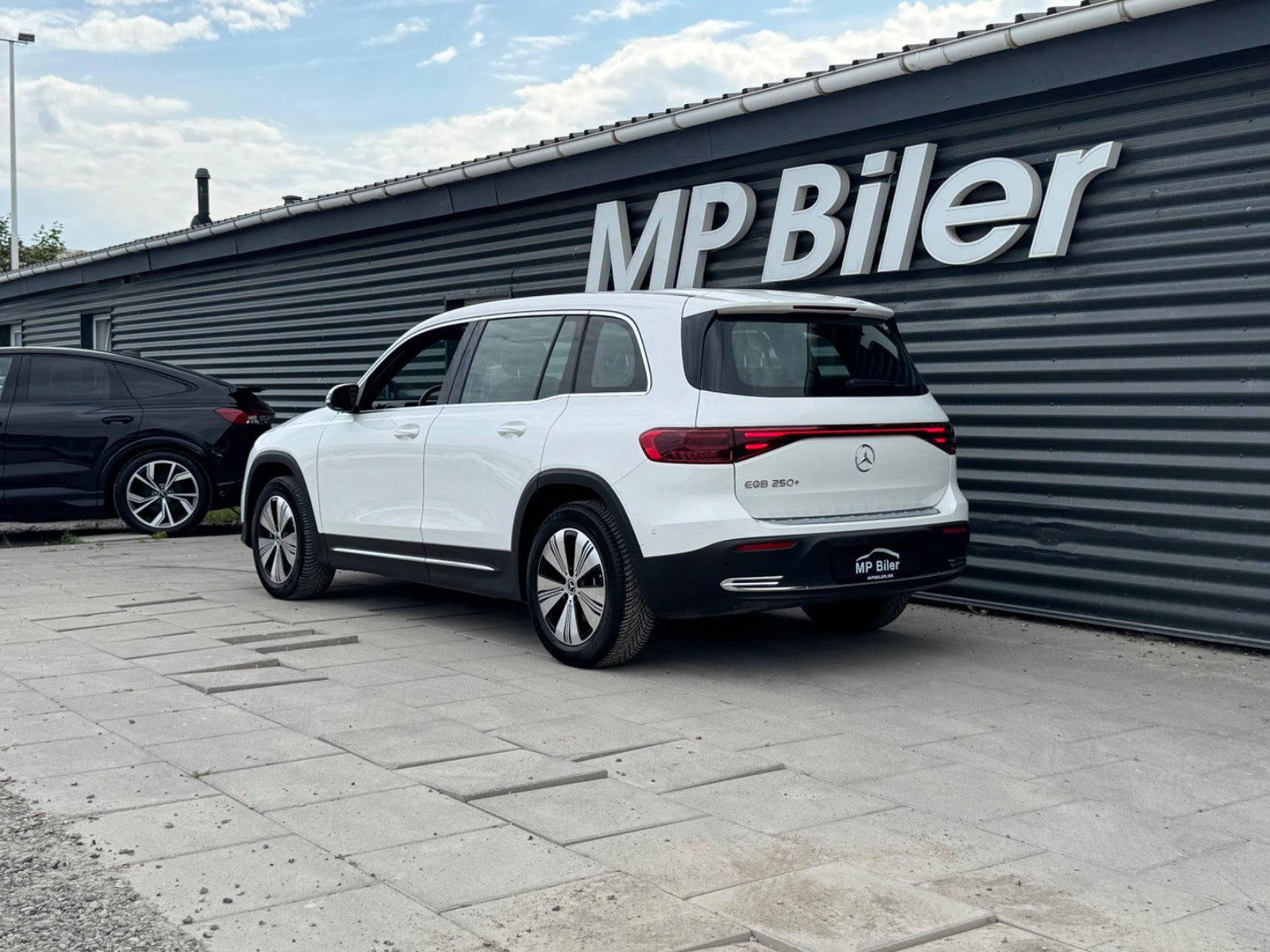 Hvid Mercedes EQB250+ fra 2024