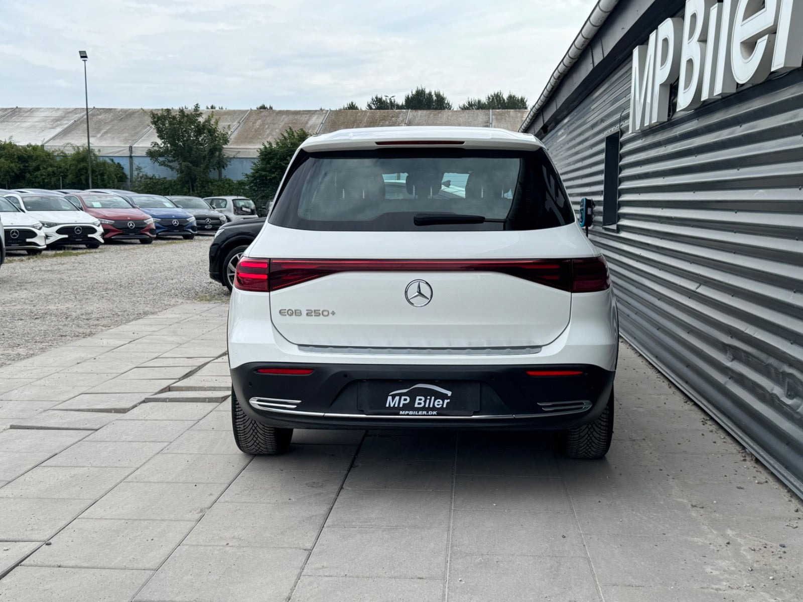 Hvid Mercedes EQB250+ fra 2024