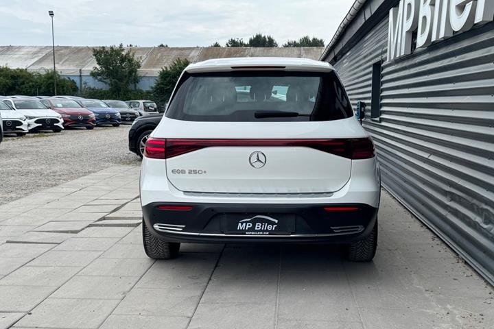 Hvid Mercedes EQB250+ fra 2024