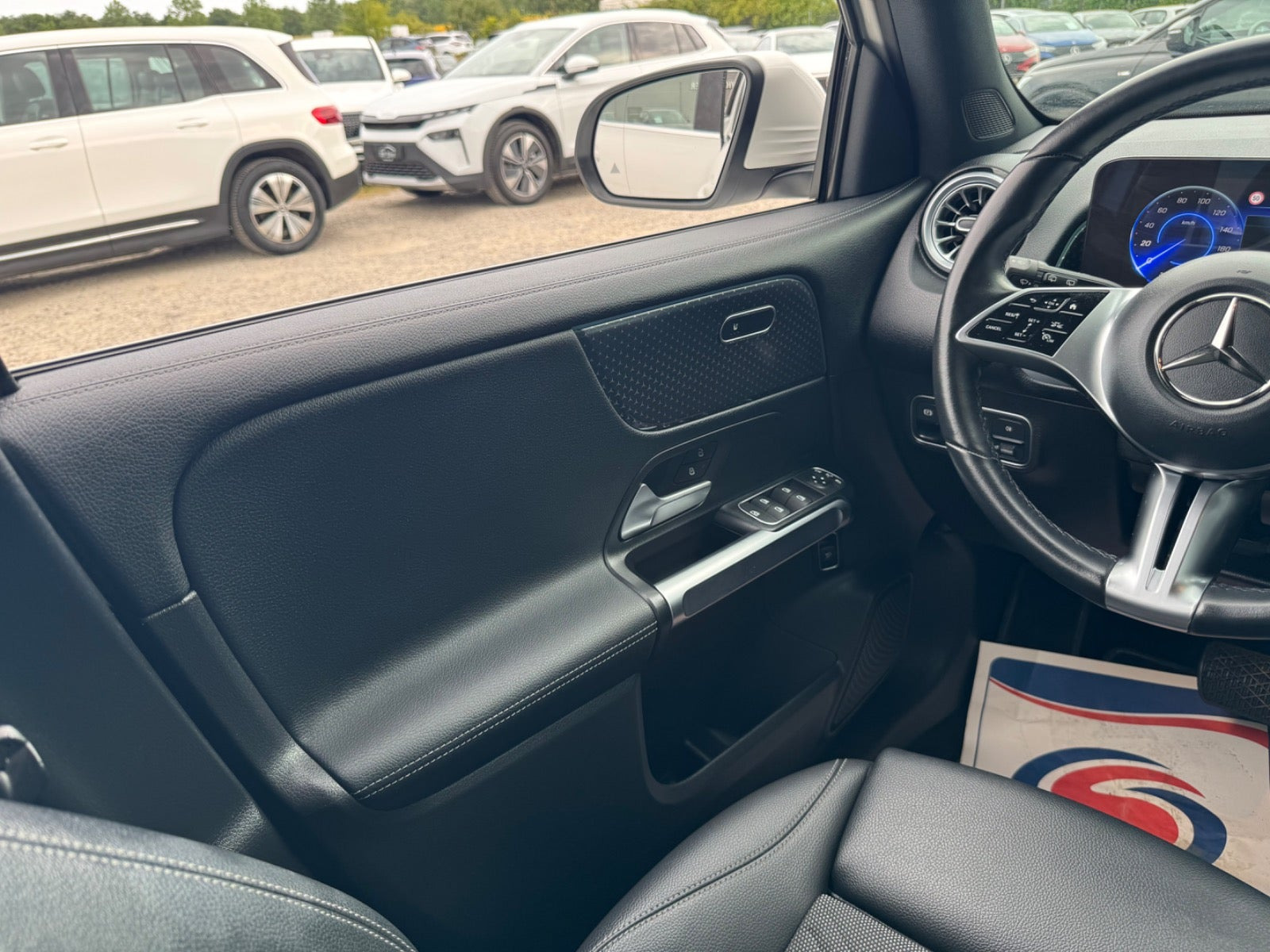 Hvid Mercedes EQB250+ fra 2024