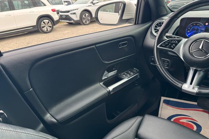 Hvid Mercedes EQB250+ fra 2024