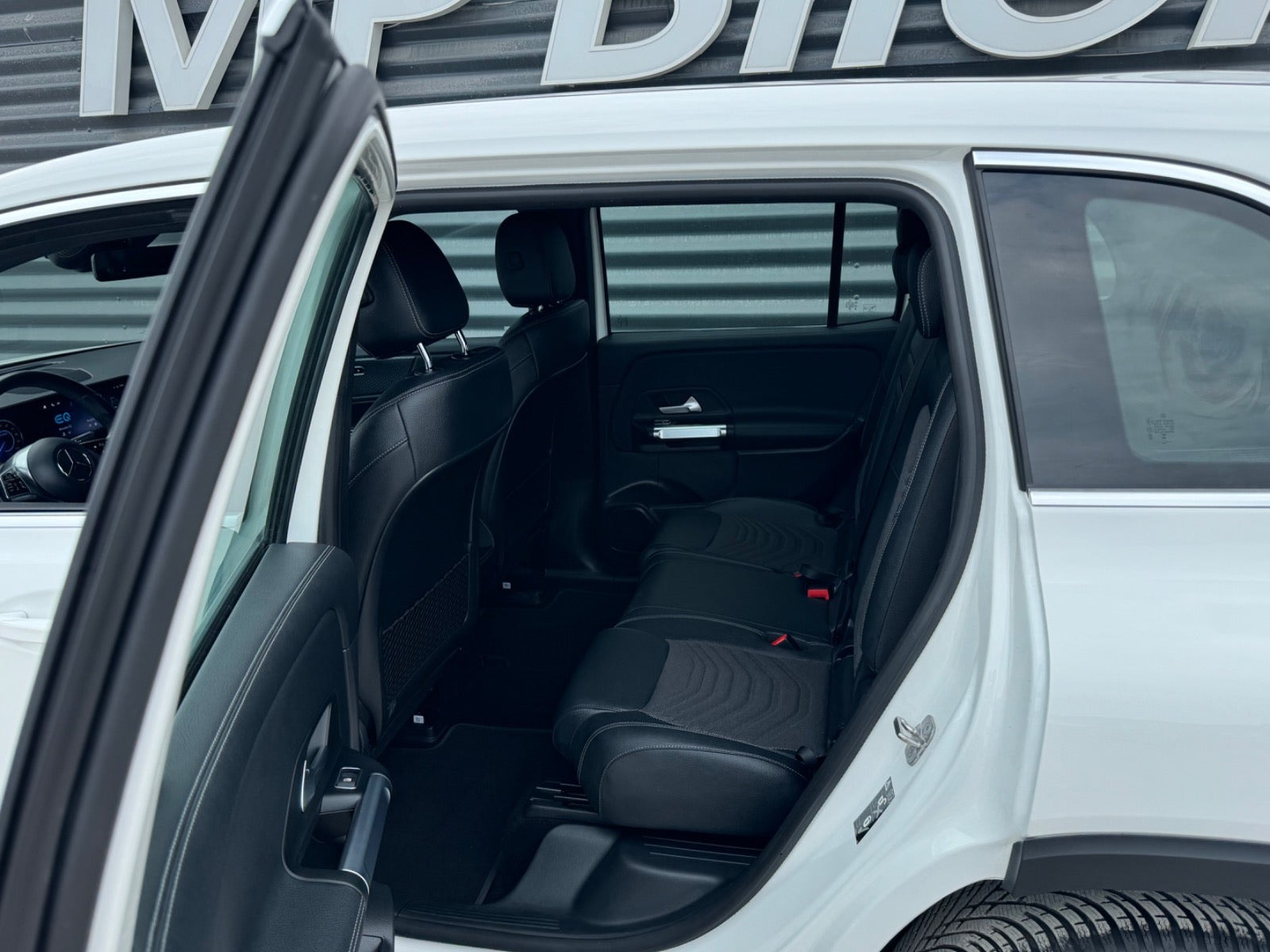 Hvid Mercedes EQB250+ fra 2024