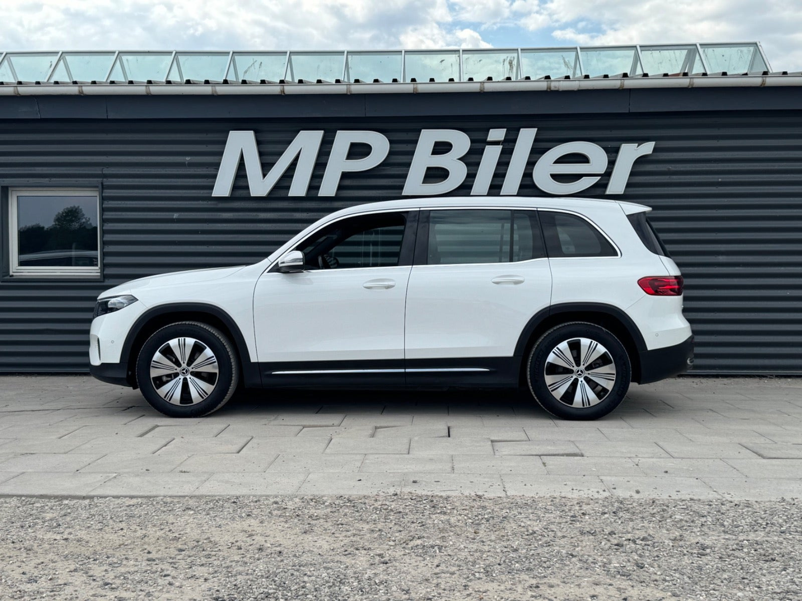 Hvid Mercedes EQB250+ fra 2024