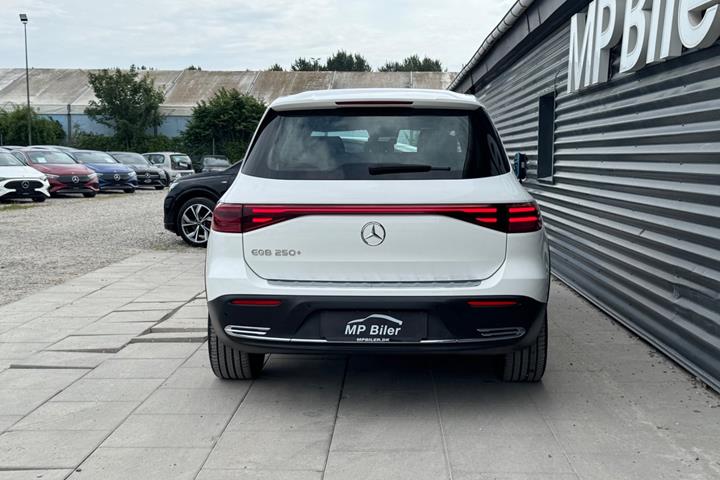 Hvid Mercedes EQB250+ fra 2024