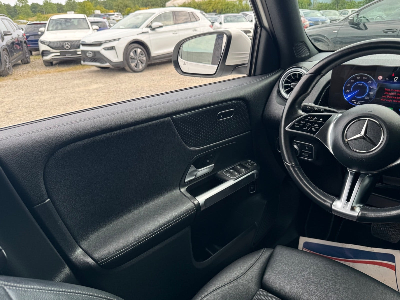 Hvid Mercedes EQB250+ fra 2024