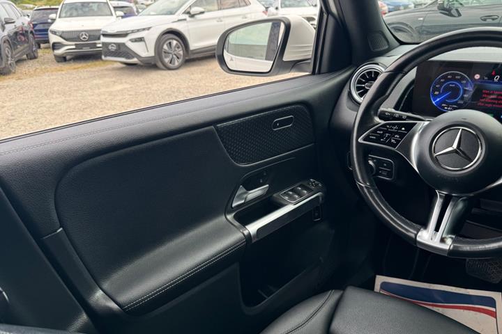 Hvid Mercedes EQB250+ fra 2024