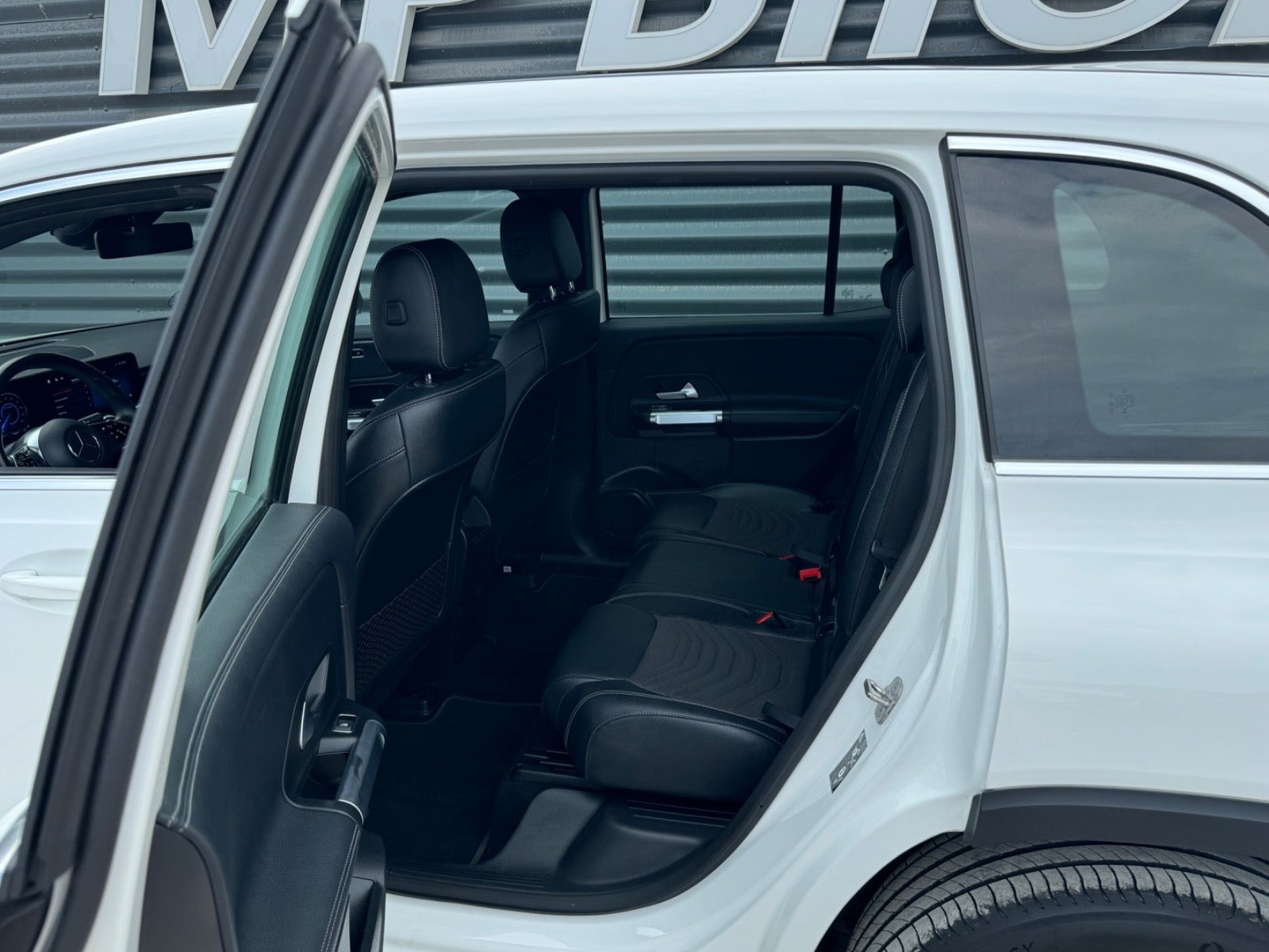 Hvid Mercedes EQB250+ fra 2024
