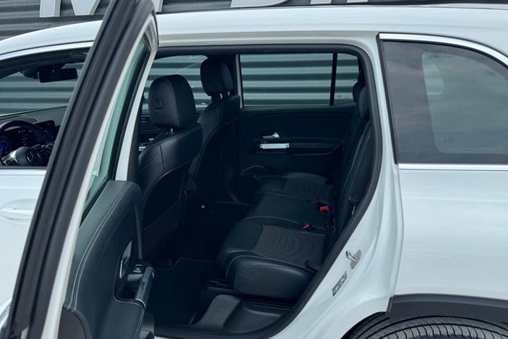 Hvid Mercedes EQB250+ fra 2024