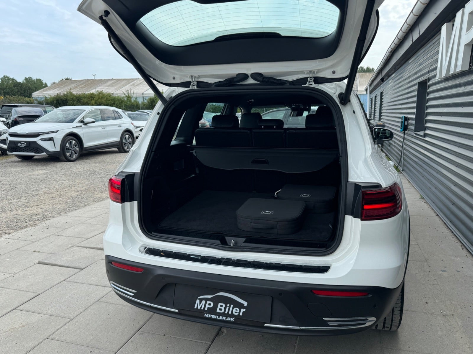 Hvid Mercedes EQB250+ fra 2024