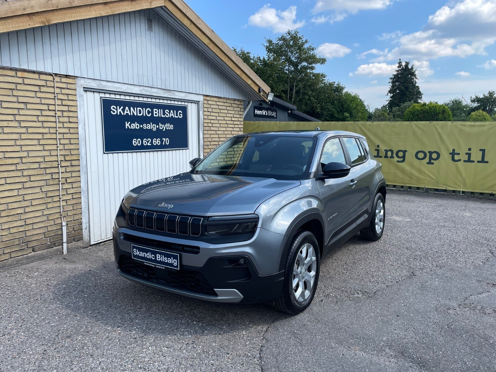 Sølv Jeep Avenger fra 2025 set udefra
