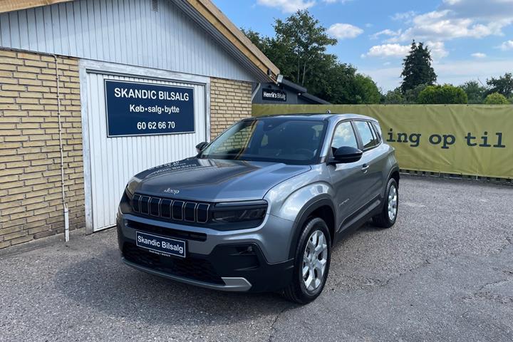 Sølv Jeep Avenger fra 2025 set udefra