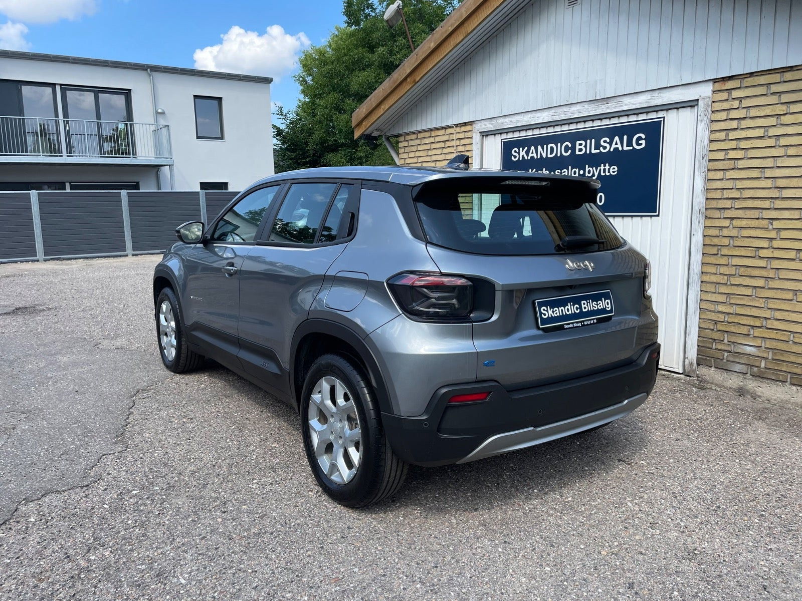 Sølv Jeep Avenger fra 2025