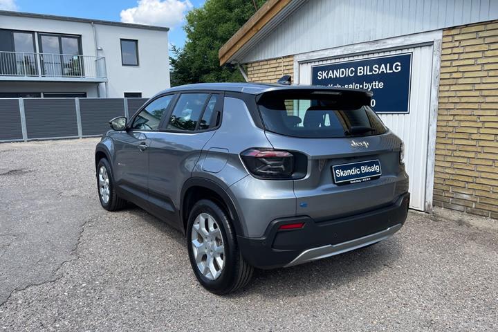 Sølv Jeep Avenger fra 2025