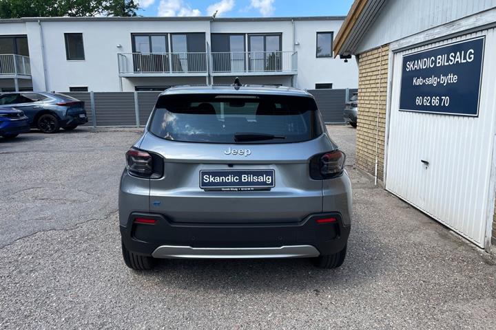 Sølv Jeep Avenger fra 2025
