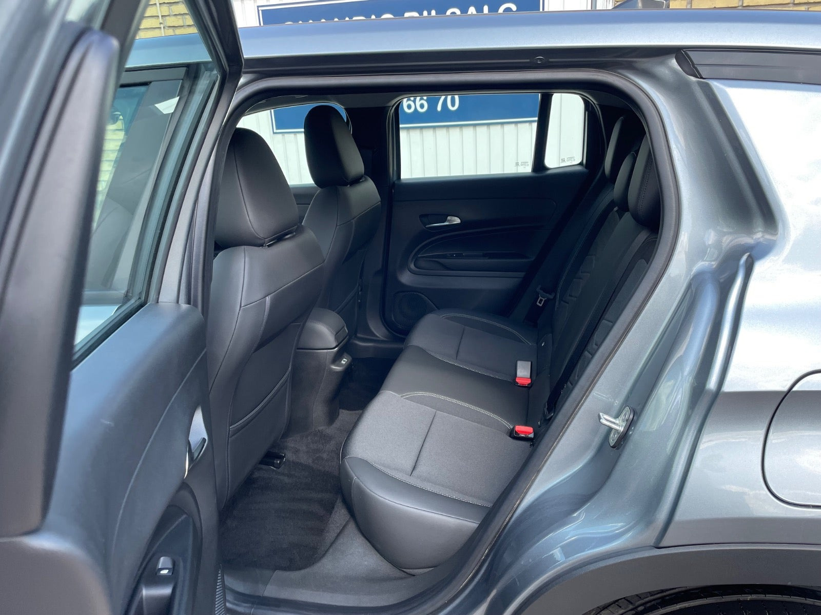 Sølv Jeep Avenger fra 2025