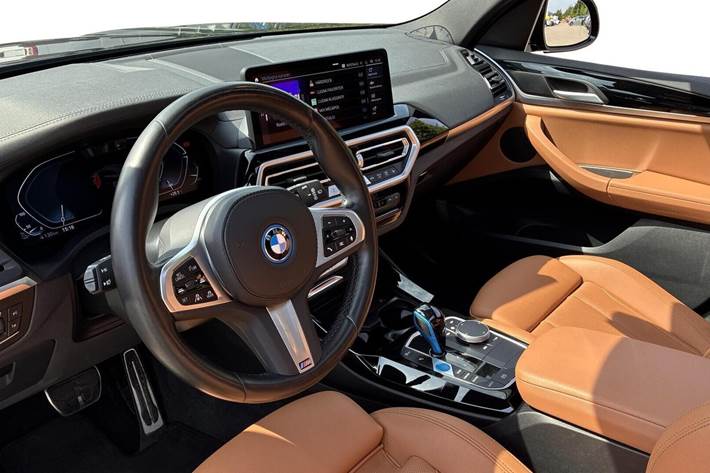 Grå BMW iX3 fra 2023