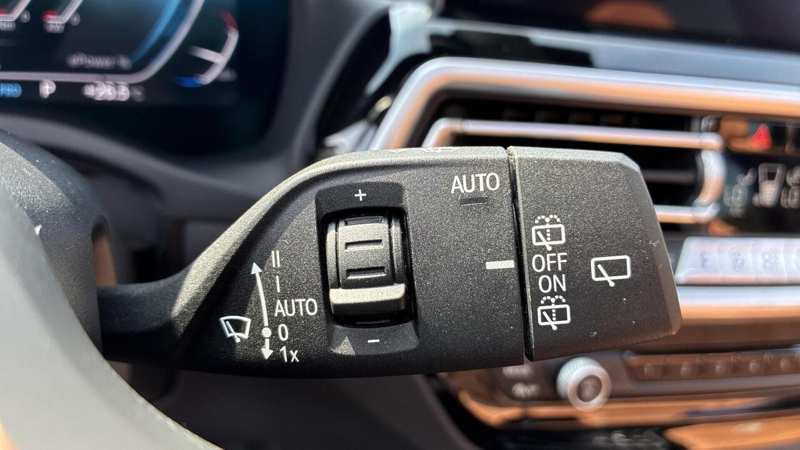 Grå BMW iX3 fra 2023