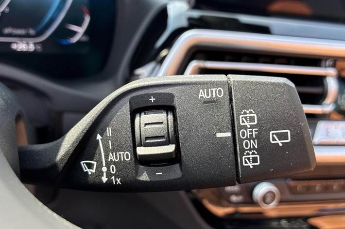 Grå BMW iX3 fra 2023