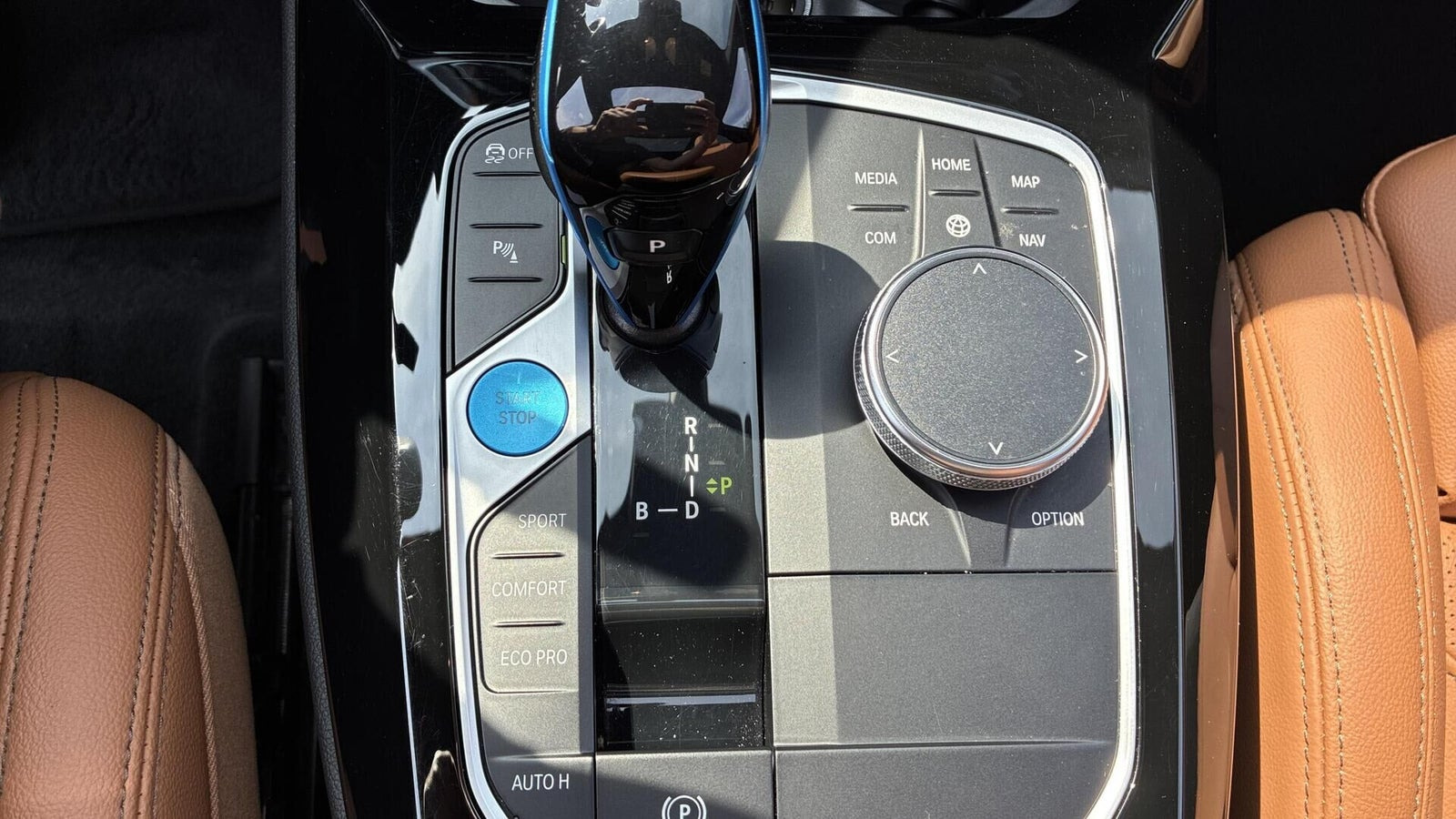 Grå BMW iX3 fra 2023