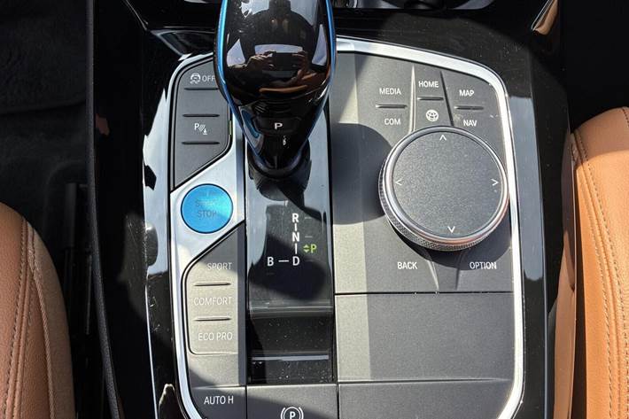 Grå BMW iX3 fra 2023
