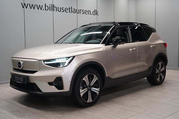 Beige Volvo XC40 fra 2023 set udefra