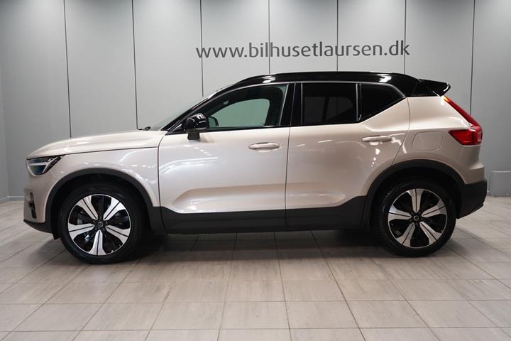 Beige Volvo XC40 fra 2023