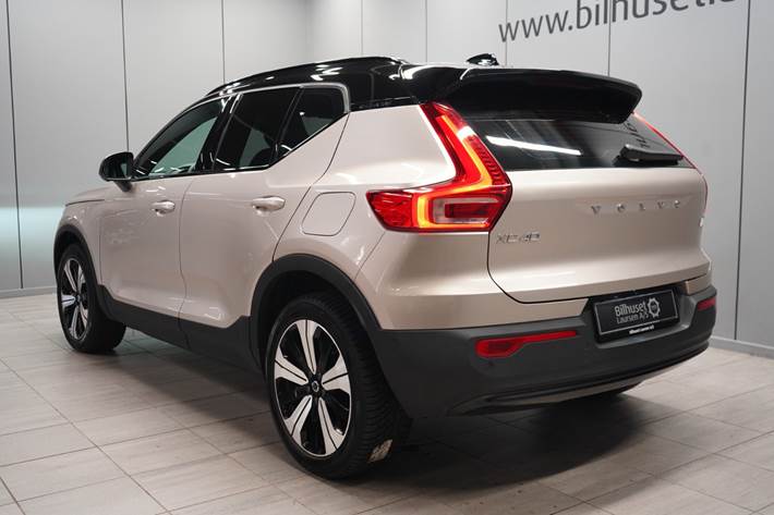 Beige Volvo XC40 fra 2023