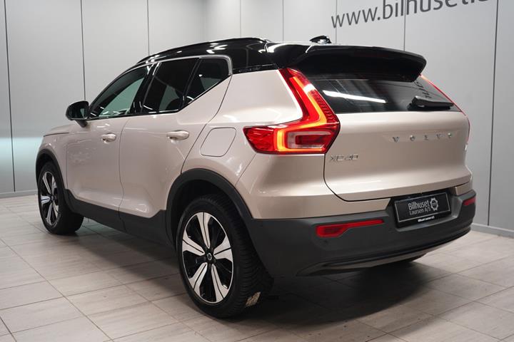 Beige Volvo XC40 fra 2023