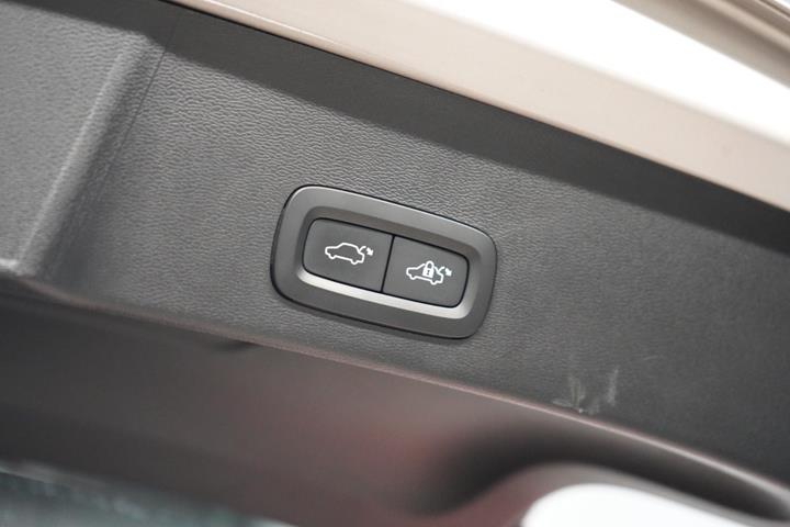 Beige Volvo XC40 fra 2023