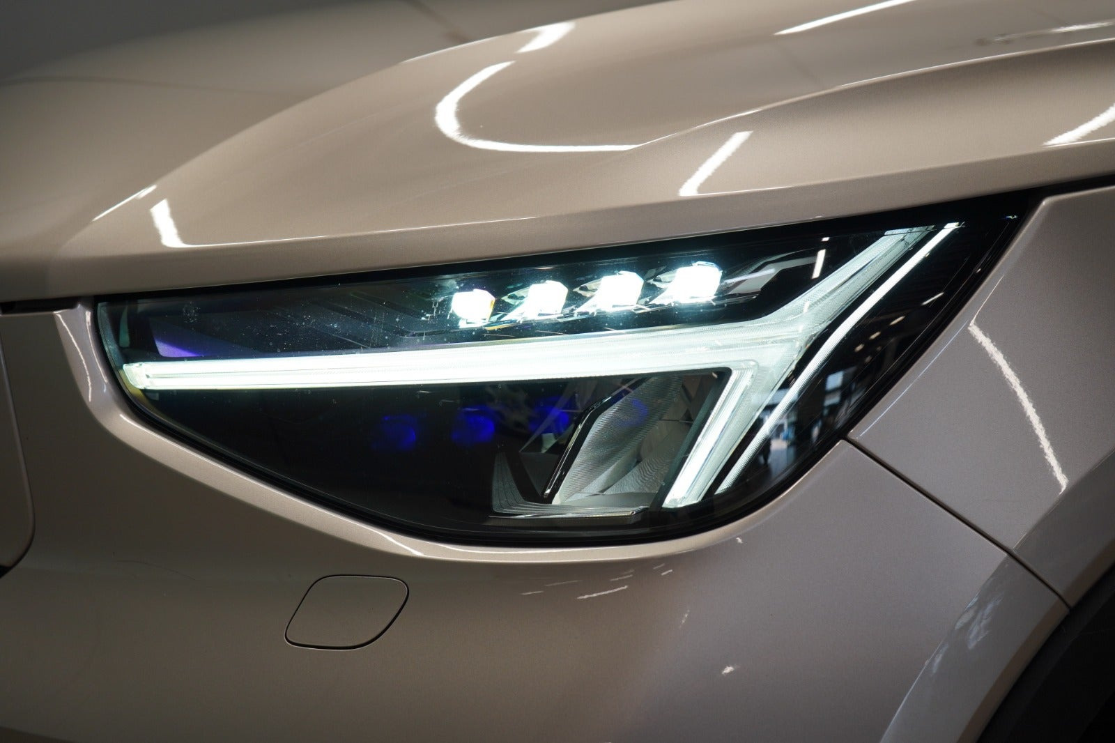 Beige Volvo XC40 fra 2023