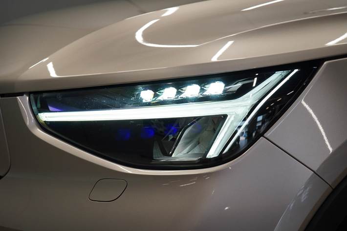 Beige Volvo XC40 fra 2023