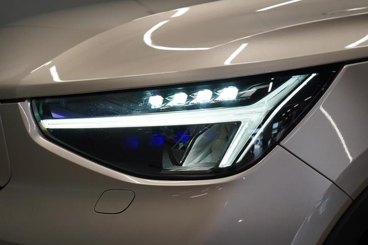 Beige Volvo XC40 fra 2023