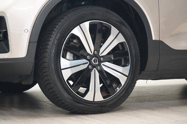 Beige Volvo XC40 fra 2023