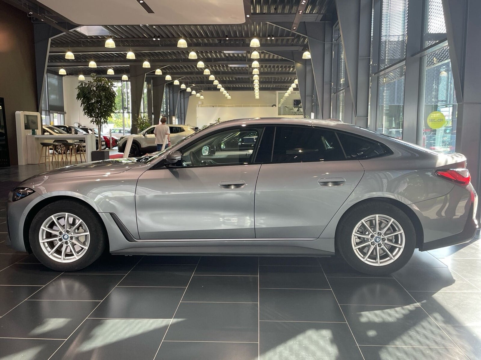 Sølv BMW i4 fra 2024