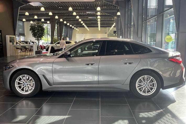 Sølv BMW i4 fra 2024