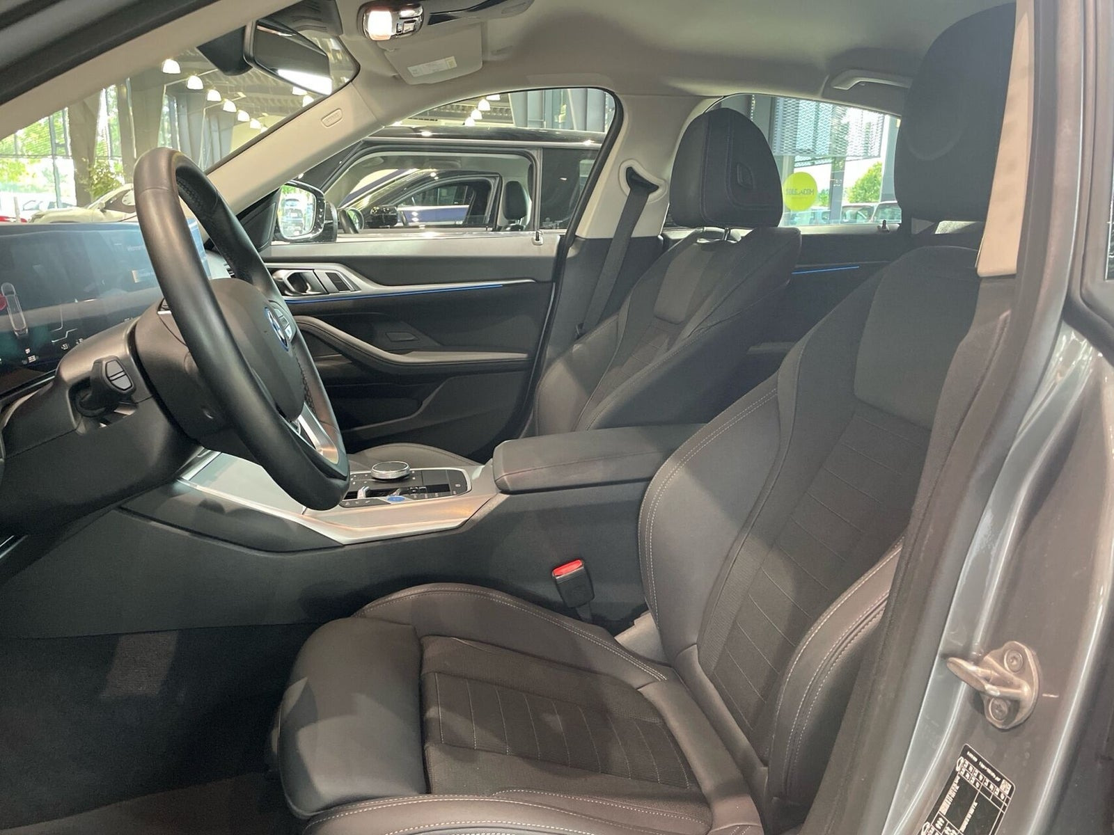 Sølv BMW i4 fra 2024