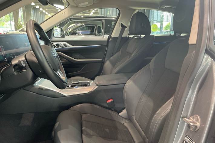 Sølv BMW i4 fra 2024