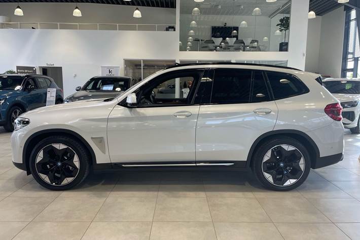 Hvid BMW iX3 fra 2021