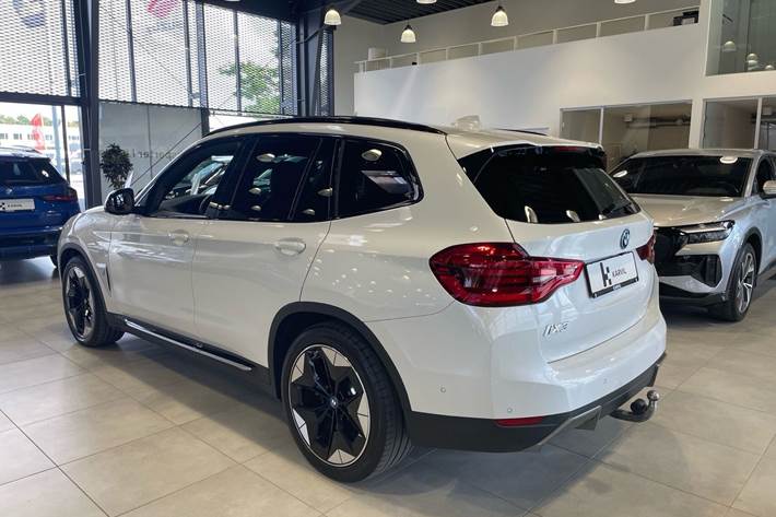 Hvid BMW iX3 fra 2021