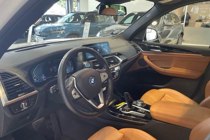 Hvid BMW iX3 fra 2021