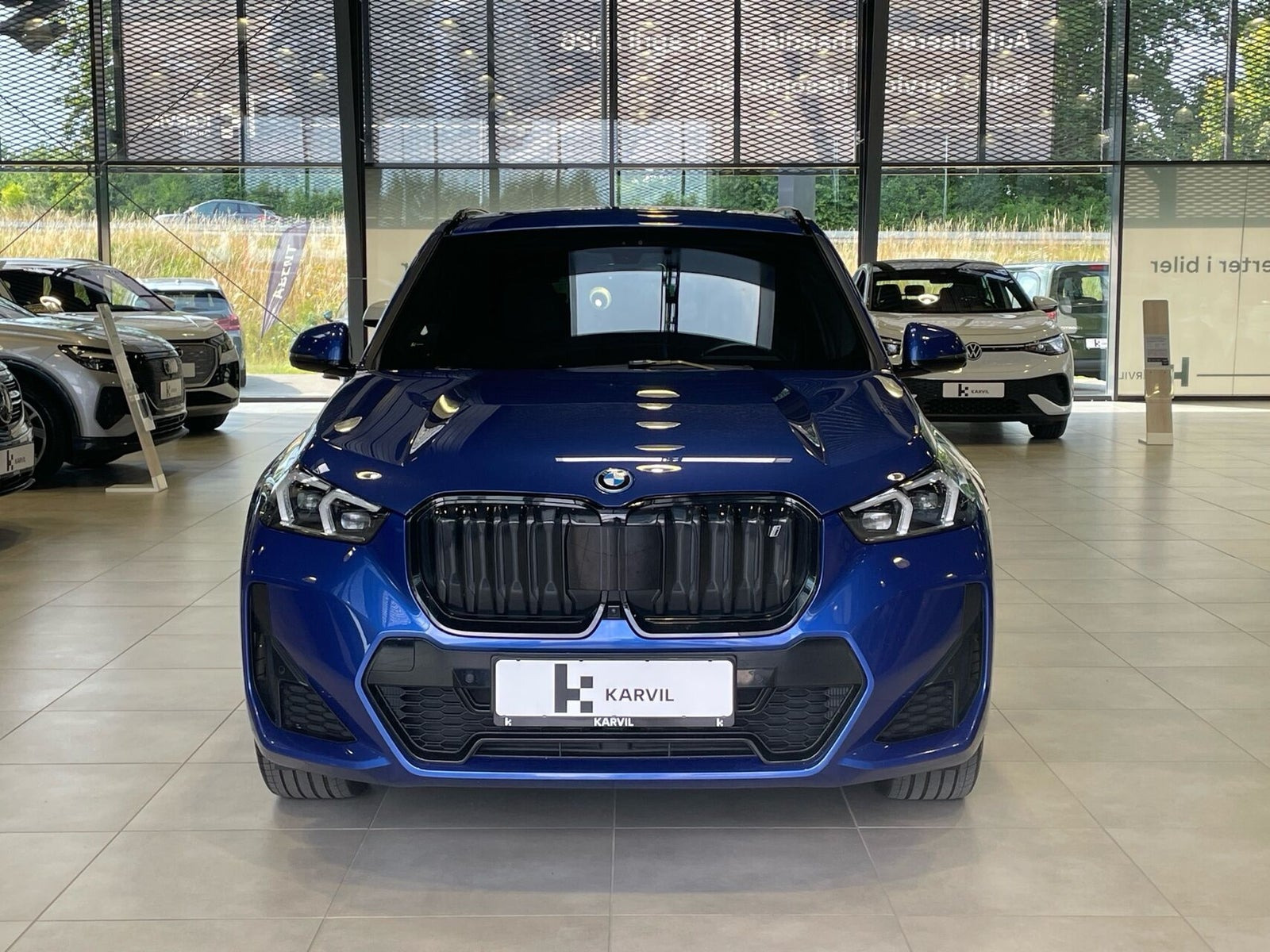 Blå BMW iX1 fra 2023