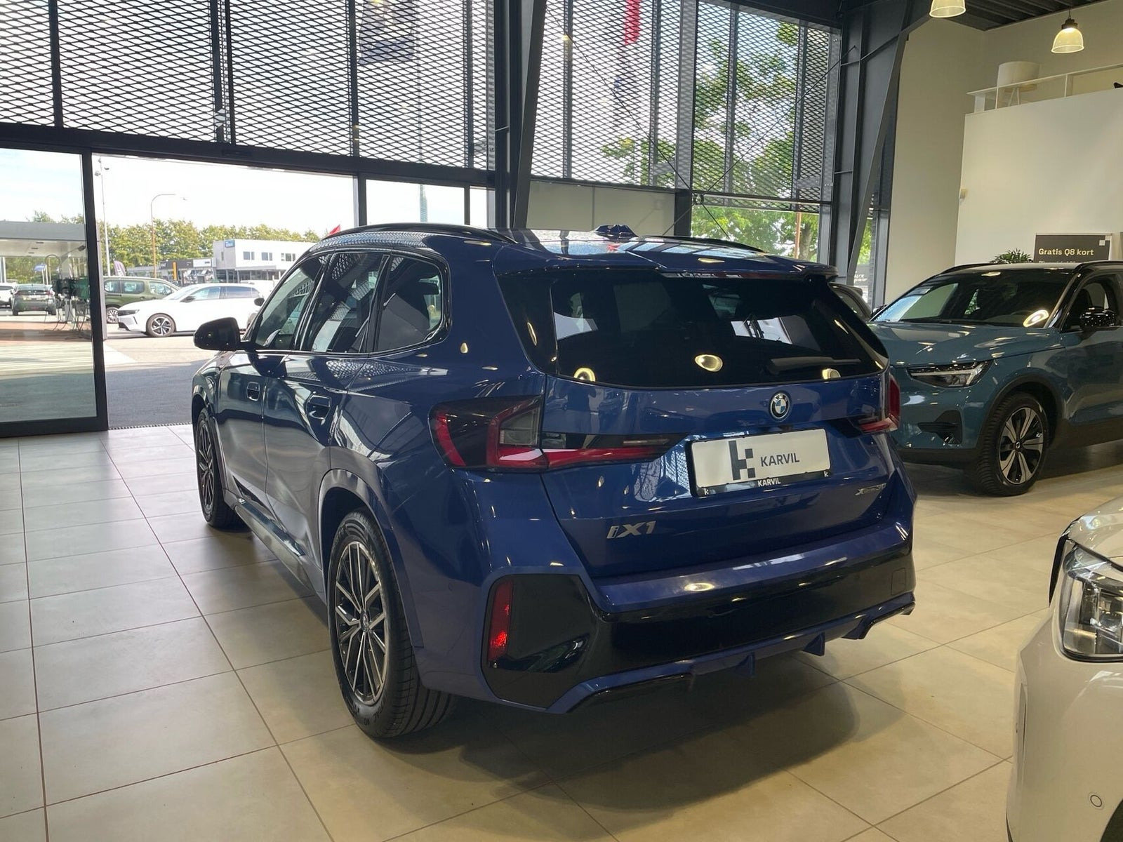 Blå BMW iX1 fra 2023