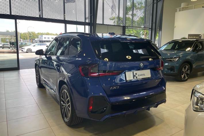 Blå BMW iX1 fra 2023