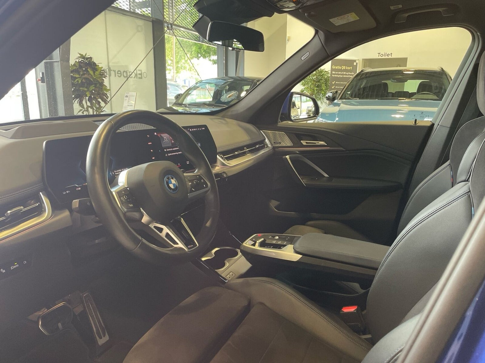 Blå BMW iX1 fra 2023