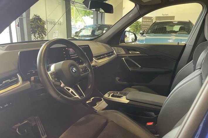 Blå BMW iX1 fra 2023