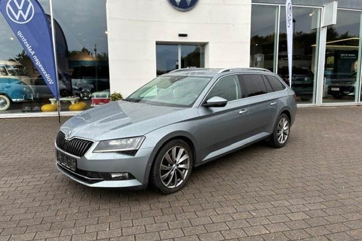 Grå Skoda Superb fra 2019