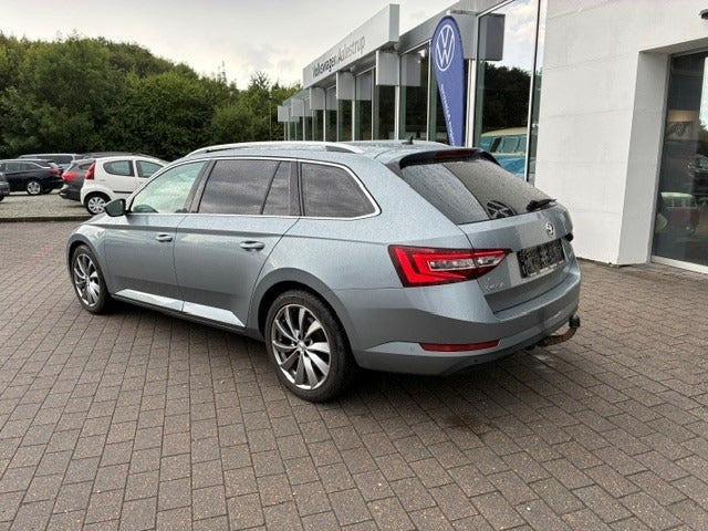 Grå Skoda Superb fra 2019