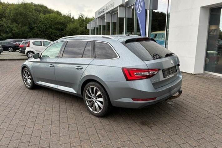 Grå Skoda Superb fra 2019