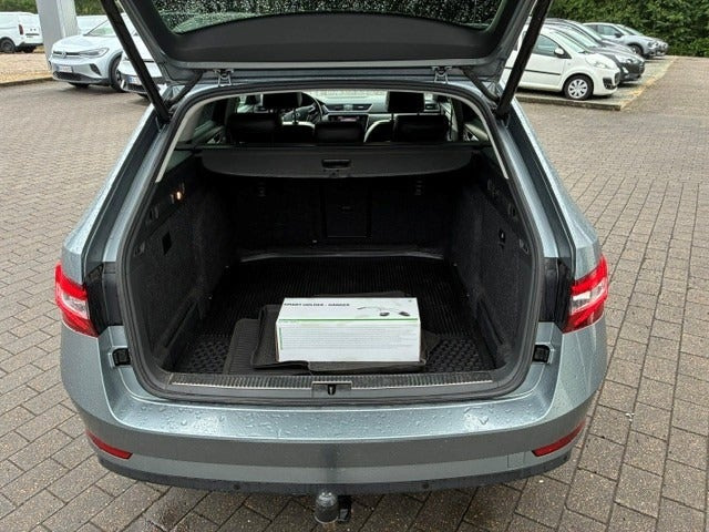 Grå Skoda Superb fra 2019